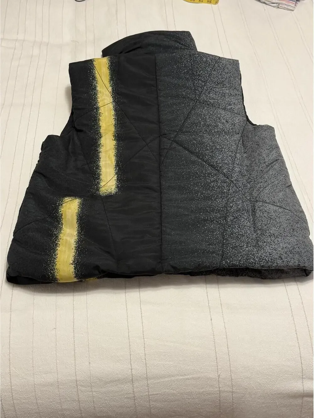 OZAI N KŪ Reversible Puffer Vest Size S "Horizon" Print Black Gray Yellow - Picture 3 of 5